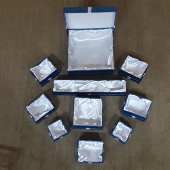 10 jewelry gift or storage boxes - Picture 2 of 4